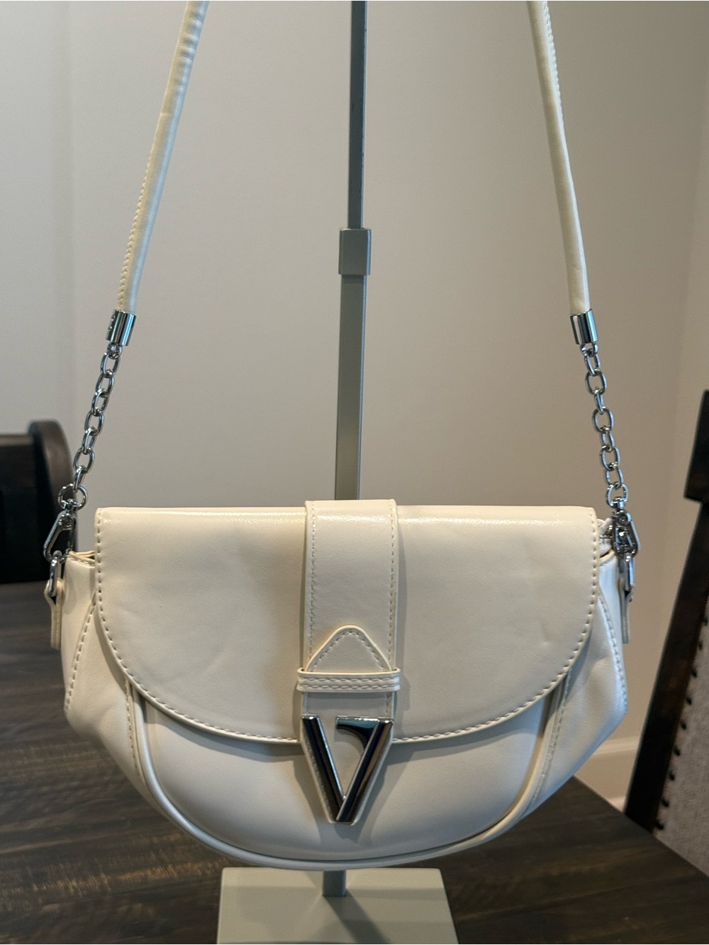 V-Accent shoulder Bag